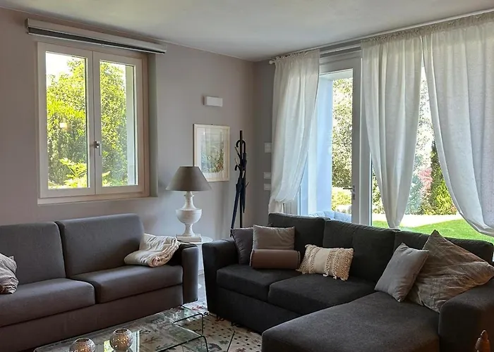 Rose On The Arona Apartment